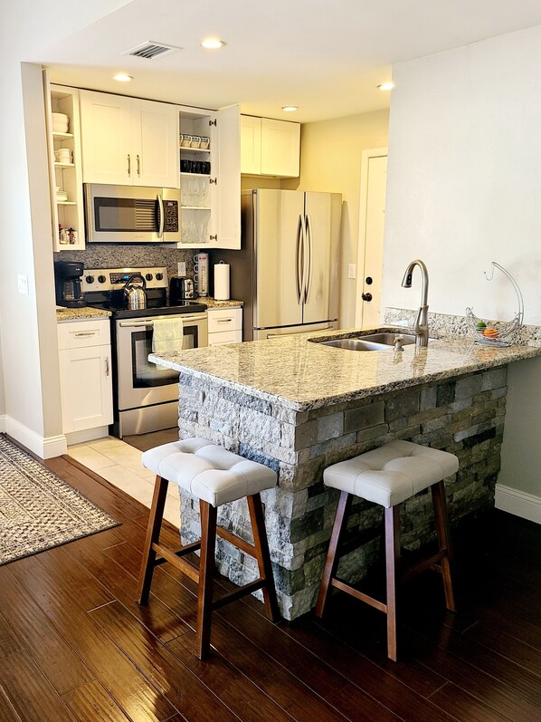 Réfrigérateur, micro-ondes, four, plaque de cuisson