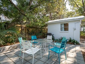 Outdoor dining - Whelk Come Inn | Charming Cottage, Near Beach! (Tybee Island)
