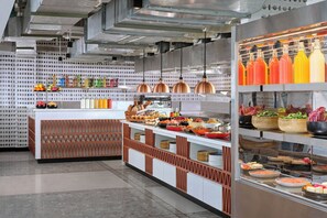 Petit déjeuner, déjeuner, dîner et brunch servis sur place