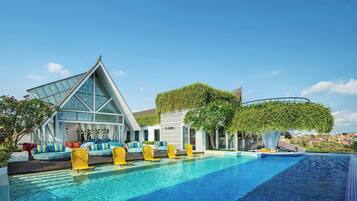 2 piscine all'aperto, lettini