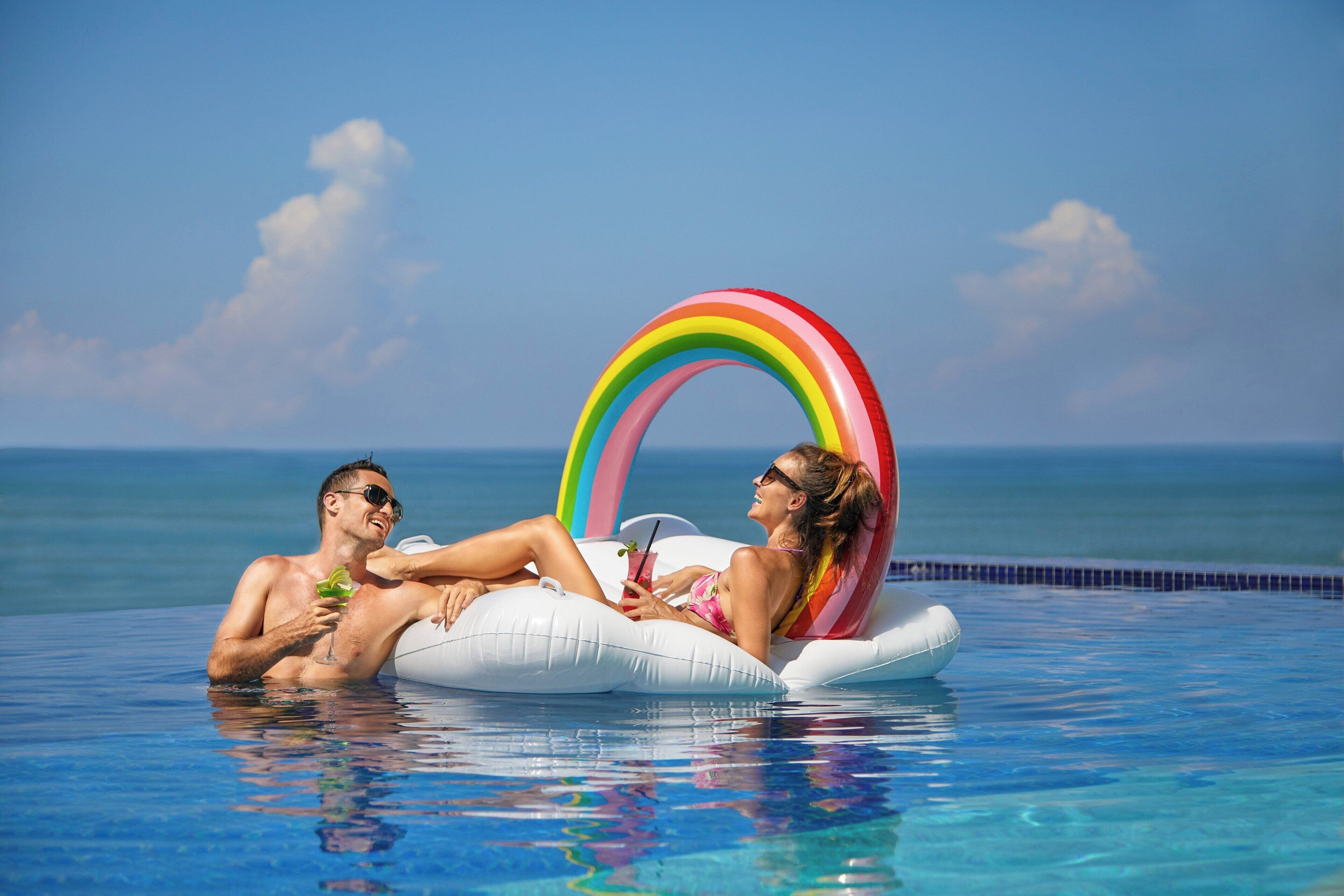 2 utendørsbassenger og solsenger