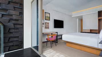 aloft, Room, 1 King Bed, Smoking, City View | Minibar, in-room safe, individually decorated, individually furnished