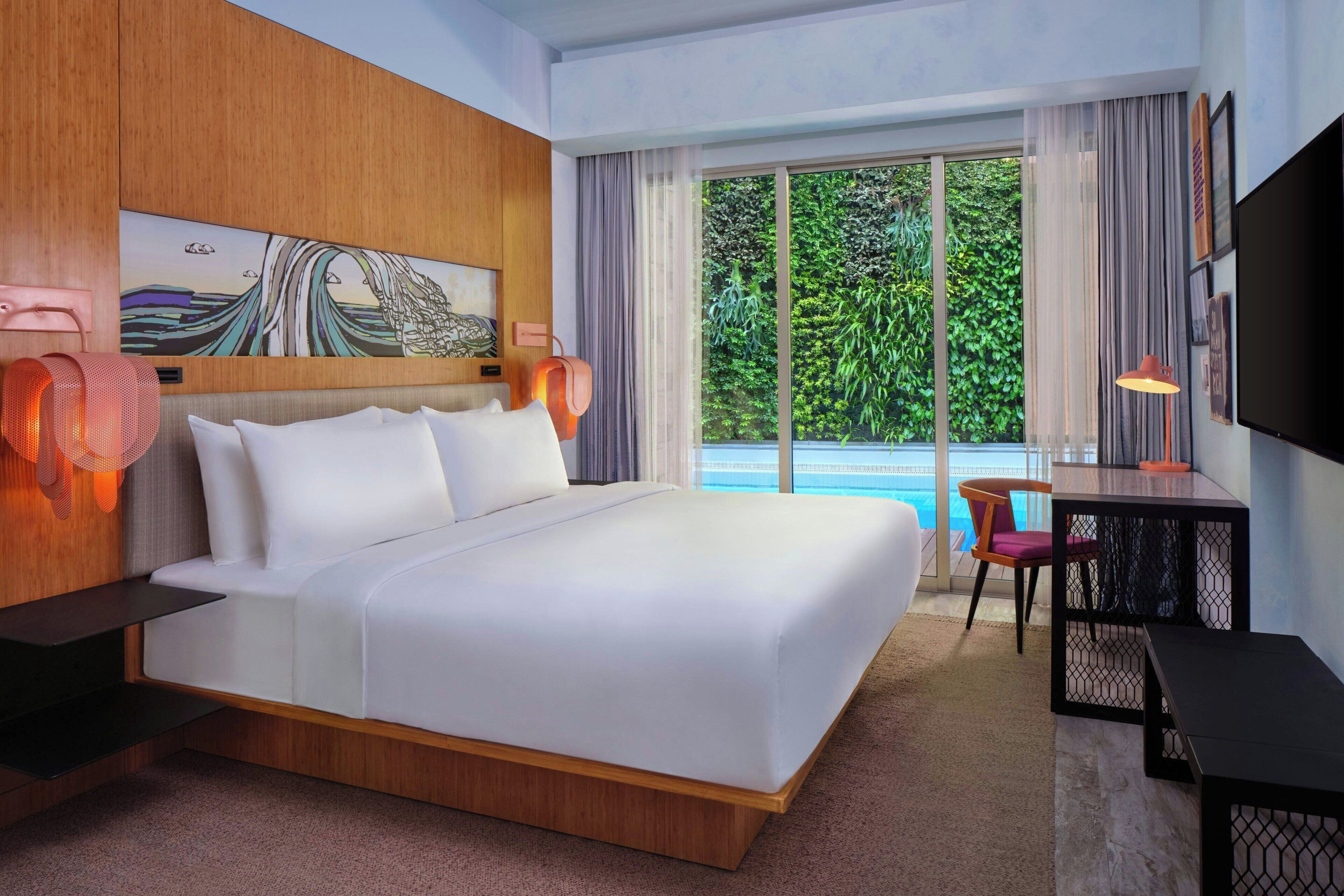 aloft, Zimmer, 1 King-Bett, Poolzugang | Pool | 2 Außenpools, Liegestühle