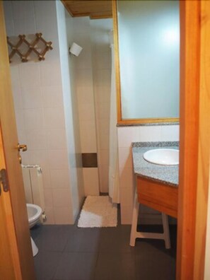 Shower, pancuran hujan, pengering rambut, dan kloset