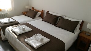 Phòng 3 | Bộ đồ giường cao cấp, chăn bông, nệm cao su hoạt tính (memory foam) 