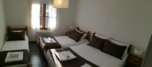 Habitación triple | Ropa de cama de alta calidad y edredones de plumas