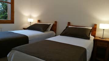 Kamar Double | Seprai premium, selimut bulu angsa, busa memori, dan tirai kedap cahaya