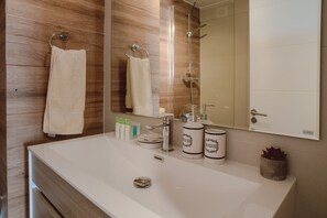 Standard-Apartment | Waschbecken im Bad