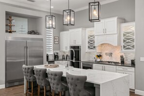 Kylskåp, mikrovågsugn, ugn och spishäll