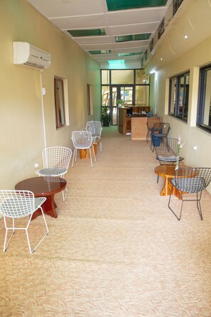 Daily continental breakfast (XOF 2900 per person)