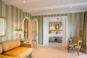 Superior Suite | Living area | Flat-screen TV - Hotel Edelweiss (Lech am Arlberg)