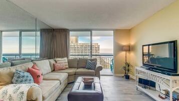 Een smart-tv, een dvd-speler, boeken en een stereo