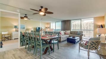 Smart TV, DVD player, livros, aparelho de som