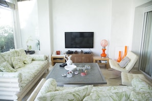 Luxury Villa, 4 Bedrooms, Marina View | Living room | 32-inch flat-screen TV with satellite channels, TV, DVD player