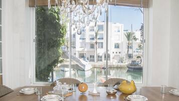 Luxury Villa, 4 Bedrooms, Marina View | In-room dining