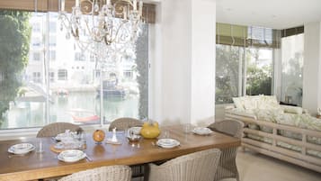 Villa de lujo, 4 habitaciones, vistas al puerto deportivo | Servicio de comidas en la habitación