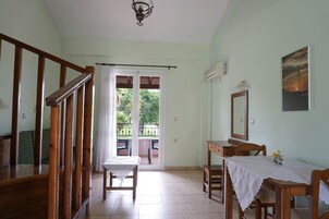 Dúplex familiar, 1 habitación, vistas a la piscina | Zona de estar