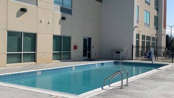 Hồ bơi ngoài trời phục vụ theo mùa