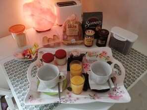 A breakfast tray with various food items and drinks. - Chambre et Appartement Zen de Beauval (Seigy)
