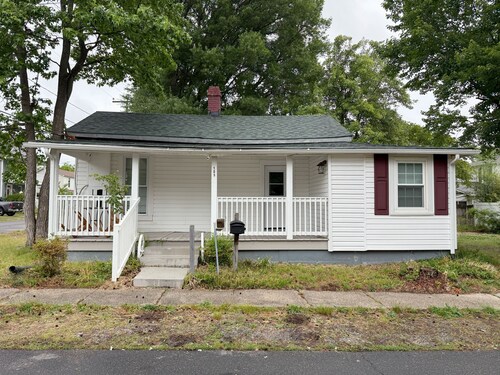 Updated home 2 blocks from the water in Colonial Beach