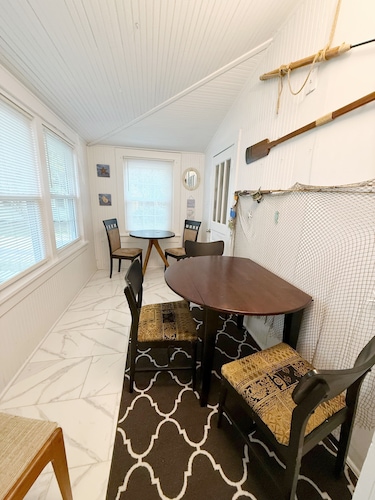 Updated home 2 blocks from water in Colonial Beach-come visit Driftwood Cottage!