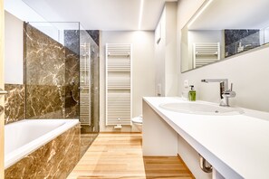 Apartment (Typ 4) | Bathroom | Shower, deep soaking tub, hair dryer, towels - Am Gehren - Arlberg Appartements (Steeg)