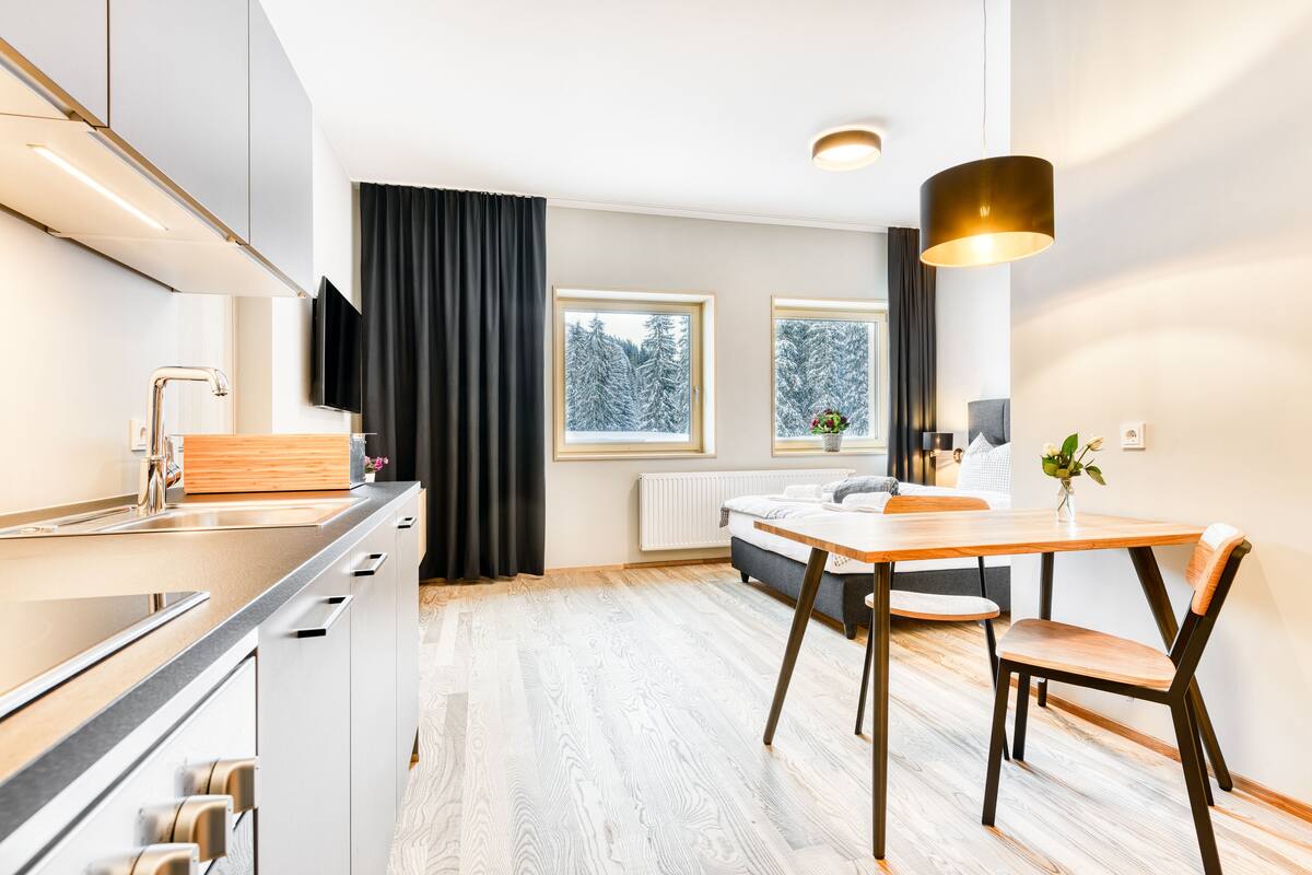 Studio (Typ 2) | Living area | Flat-screen TV