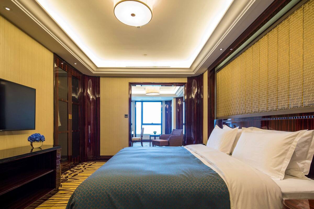 Room, 1 King Bed, Smoking | Desk, soundproofing, free WiFi, bed sheets