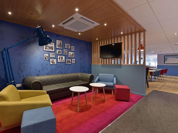 Living area - Travelodge Plus Edinburgh Park (Edinburgh)