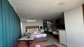 Cobertura panorâmica, para não fumantes, vista para o mar | Área de estar | TV