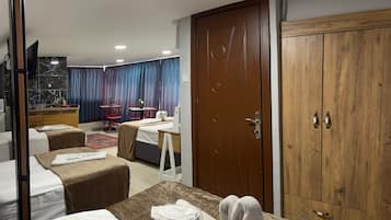 Escritorio, insonorización, tabla de planchar con plancha y wifi gratis