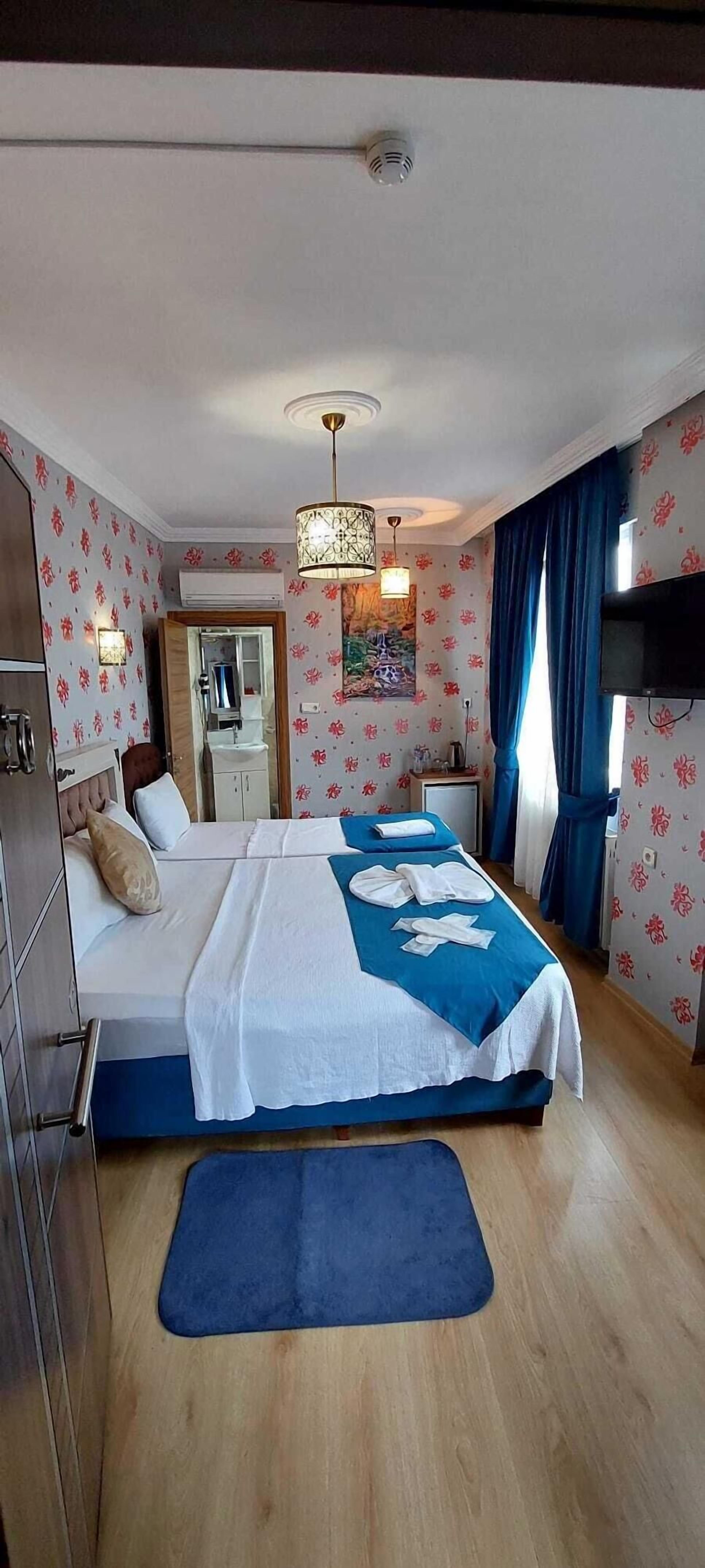 Desk, soundproofing, iron/ironing board, free WiFi