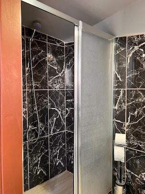 Penthouse panorámico, para no fumadores, vista al mar | Baño | Regadera tipo lluvia, amenidades de baño gratuitas, secadora de cabello