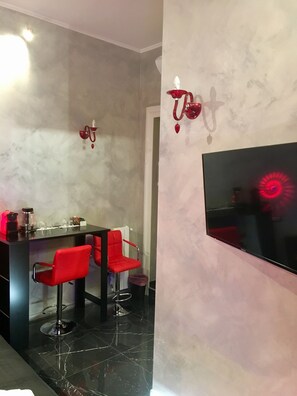 غرفة مزدوجة - سرير ملكي - بحوض استحمام بنظام دفع المياه | مأكولات ومشروبات مجانية في الميني بار ومكتب وواي فاي مجانًا