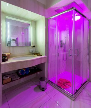 جناح عائلي - بشرفة | حمام | مجففات شعر، مراحيض شطف، مناشف، صابون