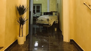 A hallway with a dining area in the background. - Roma Royal Residence (Rome)