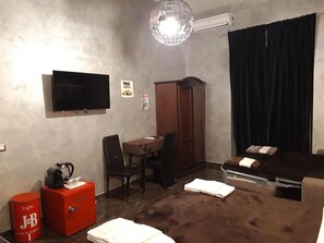 Free minibar items, desk, free WiFi, bed sheets - Roma Royal Residence (Rome)