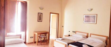 2 habitaciones, escritorio, tabla de planchar con plancha y wifi