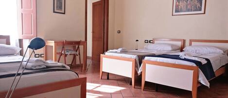 2 Schlafzimmer, Schreibtisch, Bügeleisen/Bügelbrett, WLAN