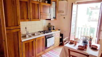 Frigorifero, microonde, forno, piano cottura