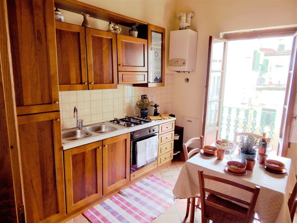 Frigorifero, microonde, forno, piano cottura