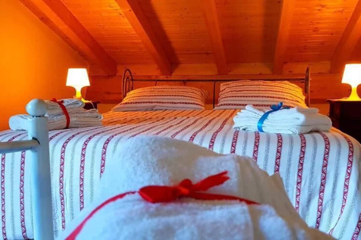 Camera doppia | Una scrivania, Wi-Fi gratuito, lenzuola