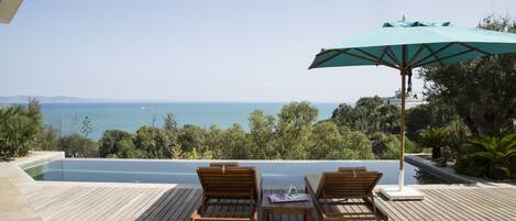 حمام سباحة خاص