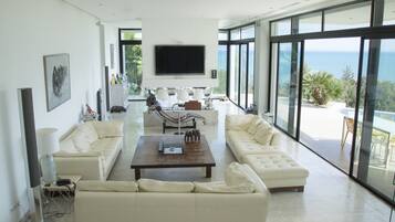 Villa Royale, 3 chambres, vue mer | Salle de séjour | TV connectée de 42 pouces avec chaßnes par satellite, télévision