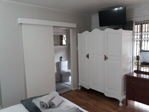 Deluxe kamer (3) | Badkamer | Een douche, handdoeken, zeep, toiletpapier