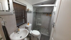Bachelor Flat | Dusche im Bad