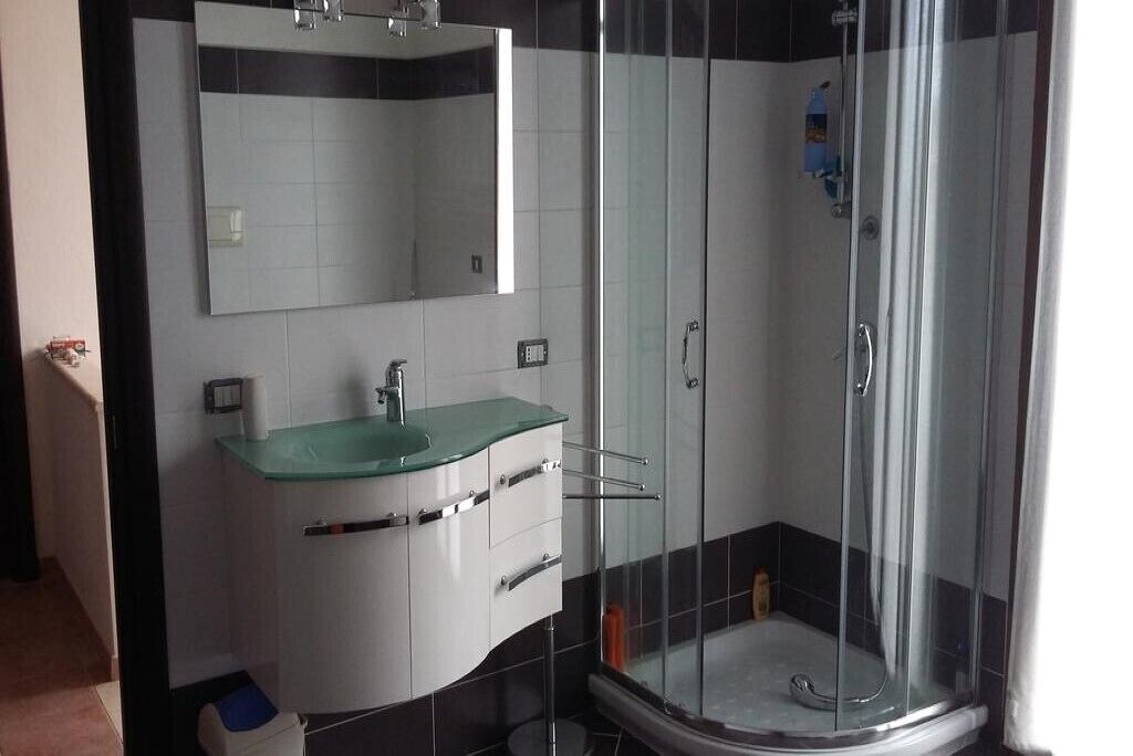 Regadera, secadora de cabello, bidet, toallas 
