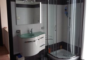 Doccia, asciugacapelli, bidet, asciugamani