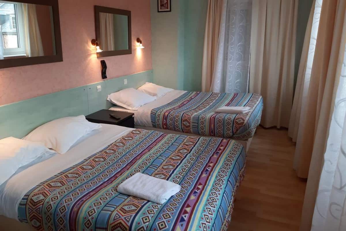 Comfort Quadruple Room | Free WiFi, bed sheets