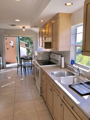 ثلاجة، ميكروويف، فرن، ماكينة لصنع القهوة/الشاي